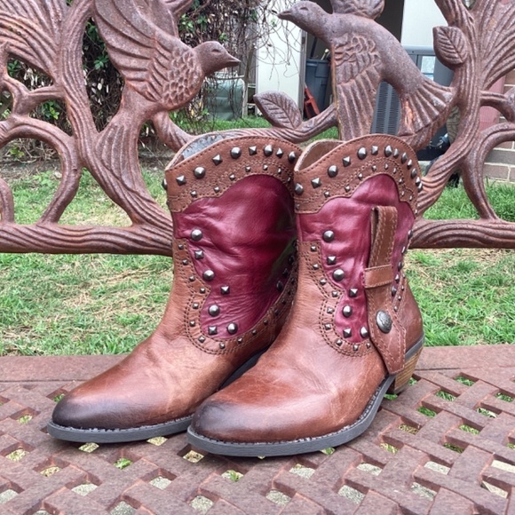 Vince Camuto Madalissa Leather Distressed Studded Almond Toe Ankle Booties - Picture 7 of 11
